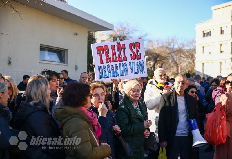 Sindikati obrazovanja u HNŽ-u organizirali su u Mostaru prosvjednu šetnju - Nezadovoljstvo sindikata u HNŽ-u: 