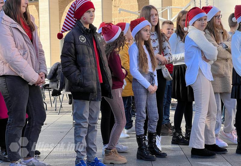 Školarci ugrijali srca publike na mostarskom Adventu