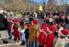 Školarci ugrijali srca publike na mostarskom Adventu