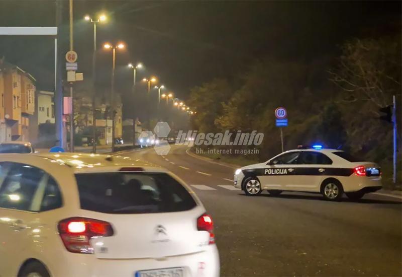 FOTO | Stravična prometna u Mostaru: Auto na krovu i prepolovljen!