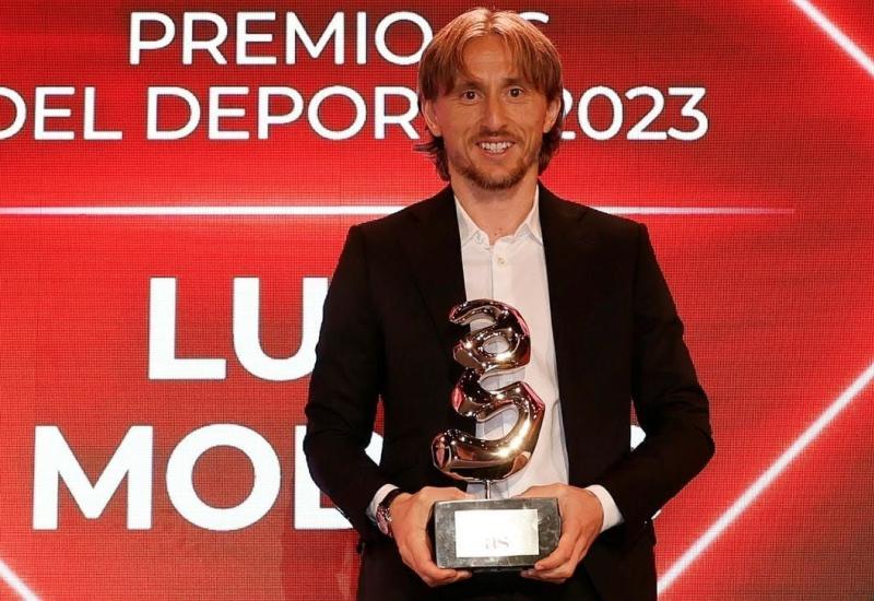 Luka Modrić, najbolji veznjak desetljeća - Luka Modrić primio nagradu AS-a, odbio govoriti o budućnosti