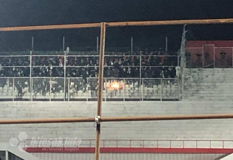 Tijekom utakmice zapaljene stolice na stadionu