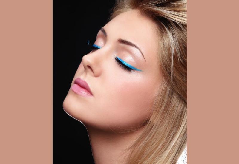 Žena sa svjetlucavim eyelinerom - Vizažisti otkrivaju 5 novogodišnjih make-up ideja koje ćeš obožavati