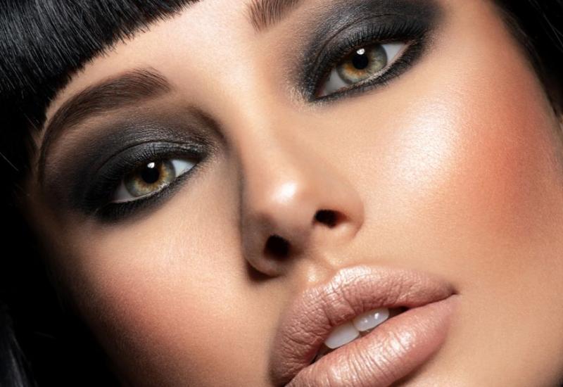 Žena sa smokey eyes izgledom - Vizažisti otkrivaju 5 novogodišnjih make-up ideja koje ćeš obožavati