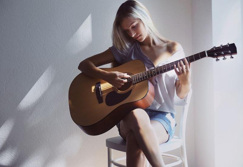 Žena svira gitaru - 10 provjerenih načina da preuzmete kontrolu nad svojim životom