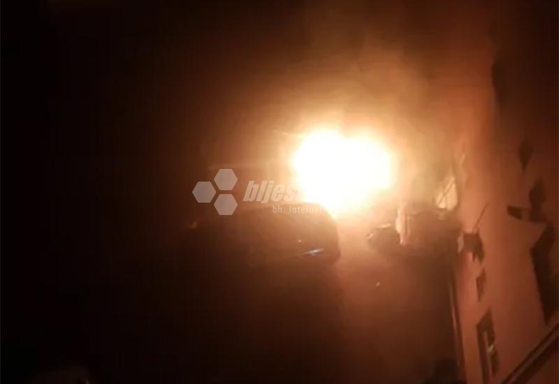 FOTO | U Mostaru izgorio automobil