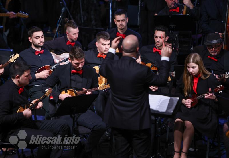 Tradicionalni božićni koncert u Mostaru - Više od stotinu izvođača oduševilo prepunu Kosaču