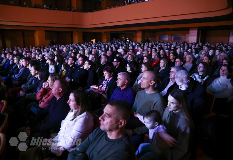 Tradicionalni božićni koncert u Mostaru - Više od stotinu izvođača oduševilo prepunu Kosaču