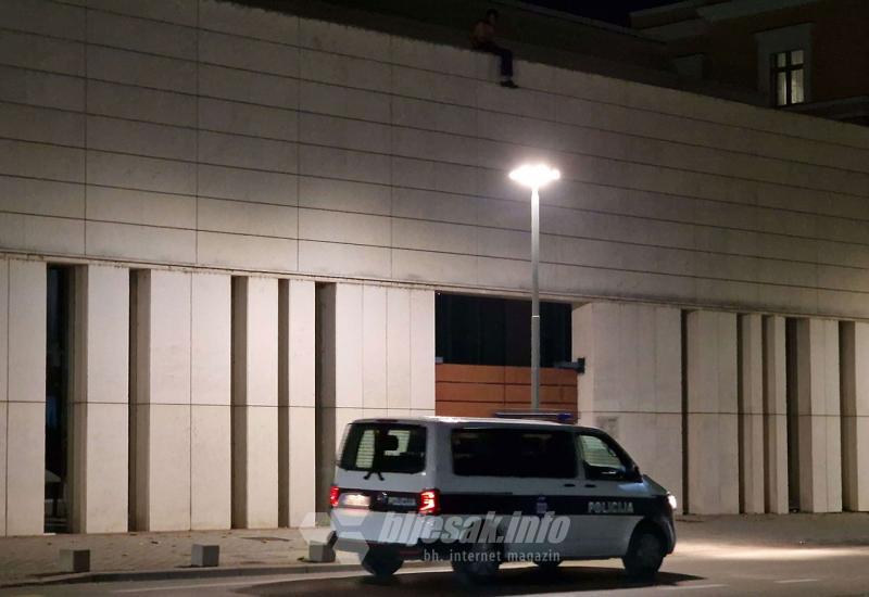 Policija na mjestu događaja - VIDEO | Mostar: Muškarac prijeti izvršenjem samoubojstva