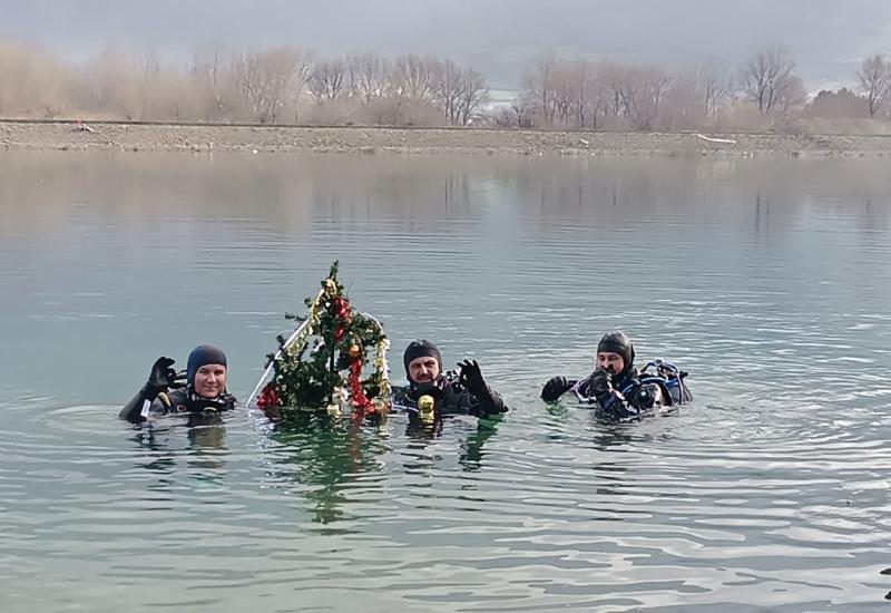 Kićenje božićnog bora na Mostarskom jezeru - Mostarci potopili okićeni bor u Mostarsko jezero