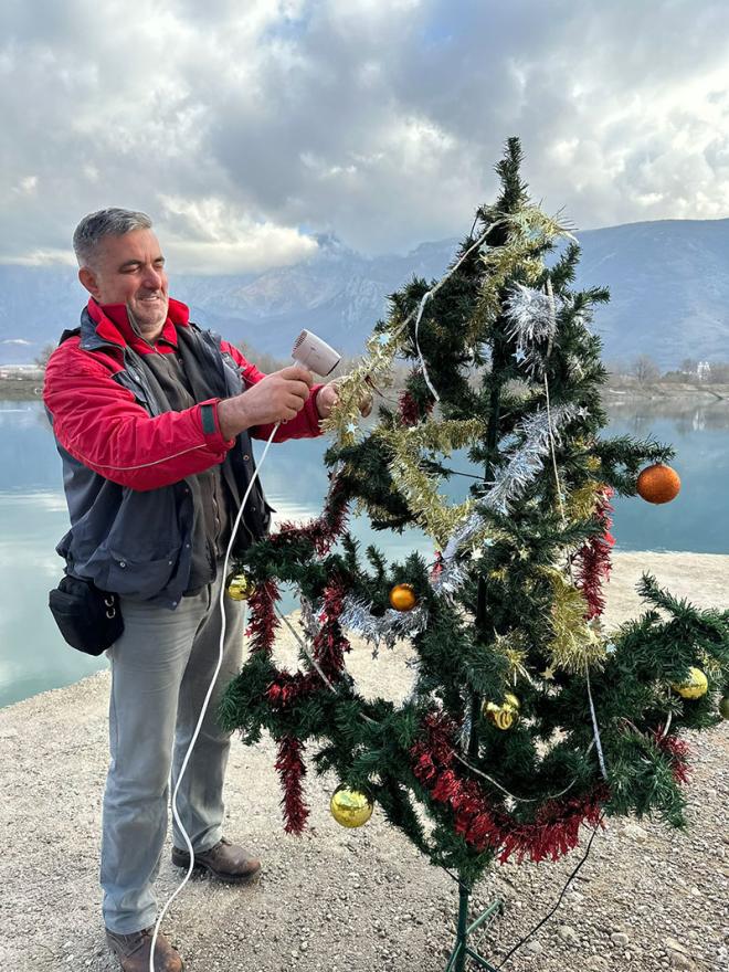 Kićenje božićnog bora na Mostarskom jezeru - Mostarci potopili okićeni bor u Mostarsko jezero