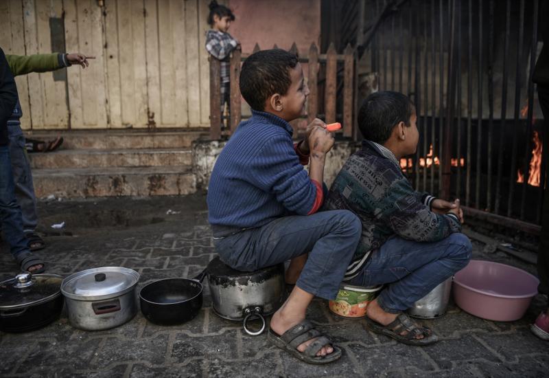 Rizik od gladi u Gazi - Djeca čekaju u redu za obrok