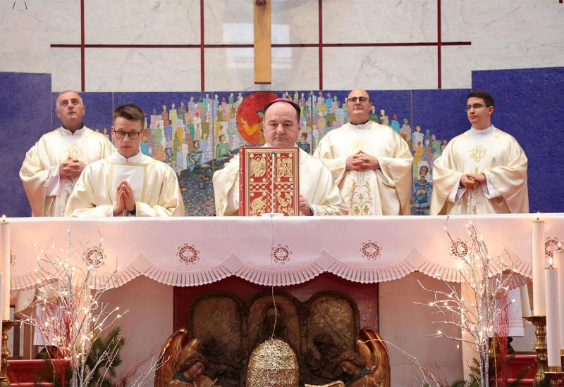 FOTO | Biskup Palić na božićnoj misi u Mostaru: 'Život bez Boga hladan i besmislen'