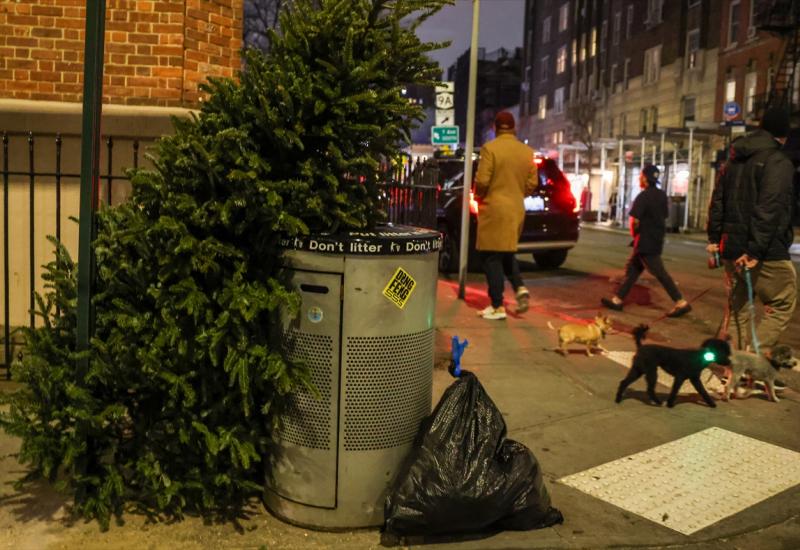 Jelke izbačene na ulicu u New Yorku - Kraj blagdanskog ugođaja - Jelke izbačene na ulicu
