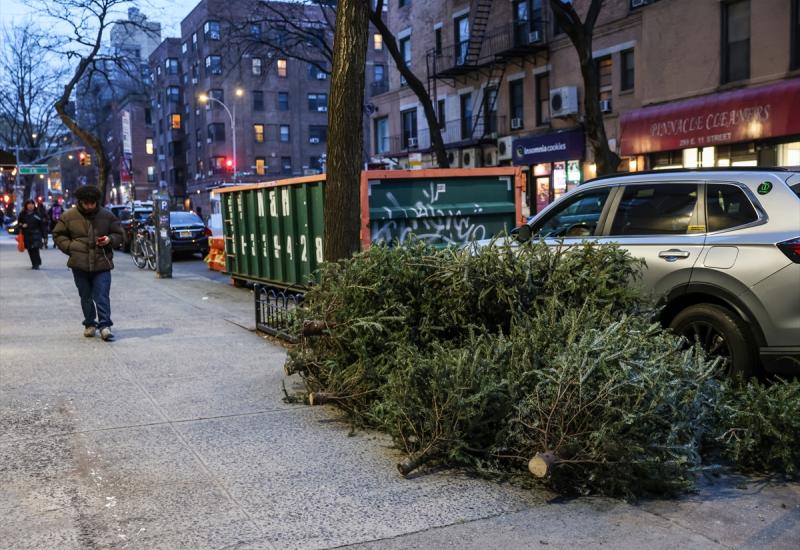 Jelke izbačene na ulicu u New Yorku - Kraj blagdanskog ugođaja - Jelke izbačene na ulicu