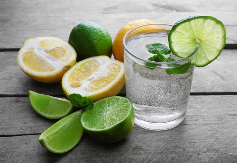Voda s mentom i limunom - Nutricionisti otkrivaju 7 najboljih pića za ublažavanje nadutosti