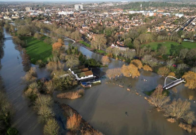 Britanija pogođena poplavama nakon izlijevanja velikih rijeka - Britanija pogođena poplavama nakon izlijevanja velikih rijeka