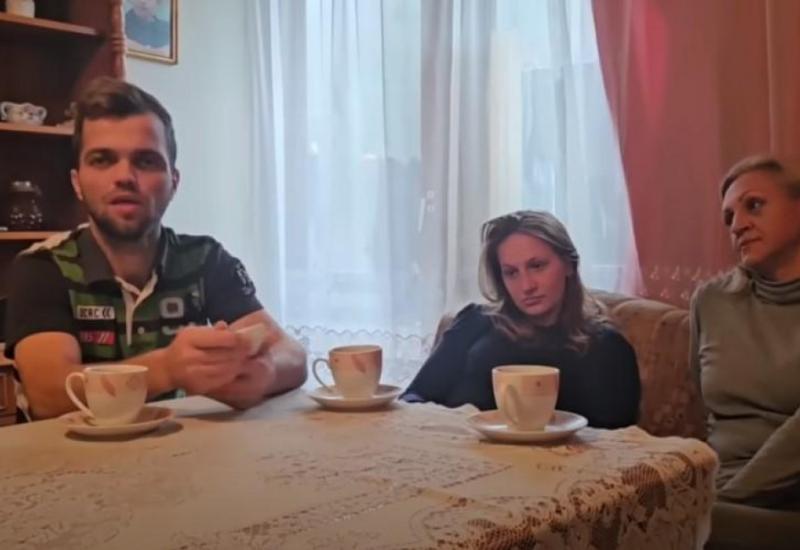VIDEO | Bosanac koji živi sa dvije žene objavio vijest: "Dajte pite, obje su trudne"