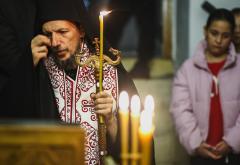 Mostar: Pravoslavni vjernici zapalili Badnjak i time obilježili početak Badnje večeri