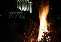 Mostar: Pravoslavni vjernici zapalili Badnjak i time obilježili početak Badnje večeri