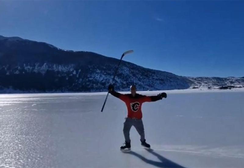 VIDEO | Na zaleđenom Blidinjskom jezeru igraju hokej na ledu