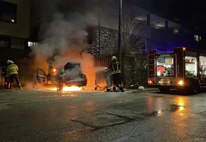 VIDEO Zapaljeno vozilo u Konjicu, policija traga za počiniteljem
