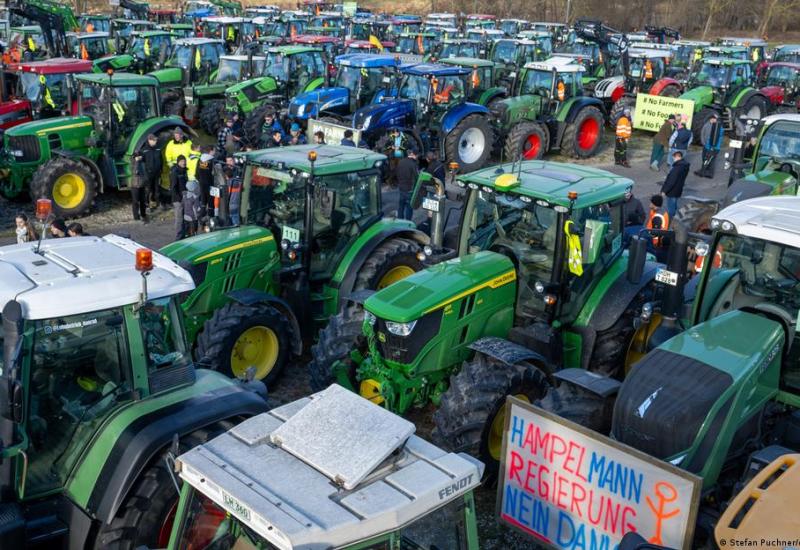 Prosvjednici smatraju da se poljoprivredni strojevi ne mogu izjednačavati s privatnim automobilima - Veliki prosvjed u Njemačkoj, traktori blokiraju sve