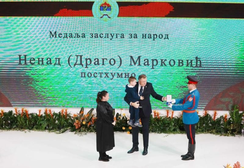 Predsjednik Republike Srpske Milorad Dodik u utorak je Medaljom zasluga za narod posthumno odlikovao policijskog službenika Nenada Markovića iz Bijeljine - Gesta Milorada Dodika ganula okupljene 