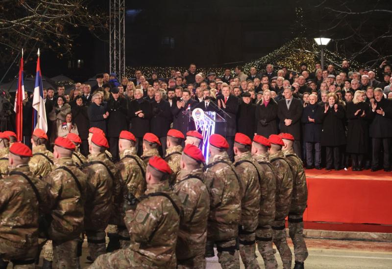 Svečani defile povodom Dana RS: Dodik: Zagledani smo u Srbiju i Rusiju