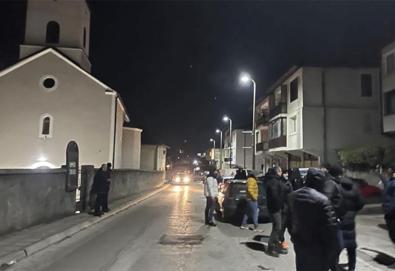 Tenzije u Konjicu - Prosvjed građana zbog srpske zastave na crkvi 