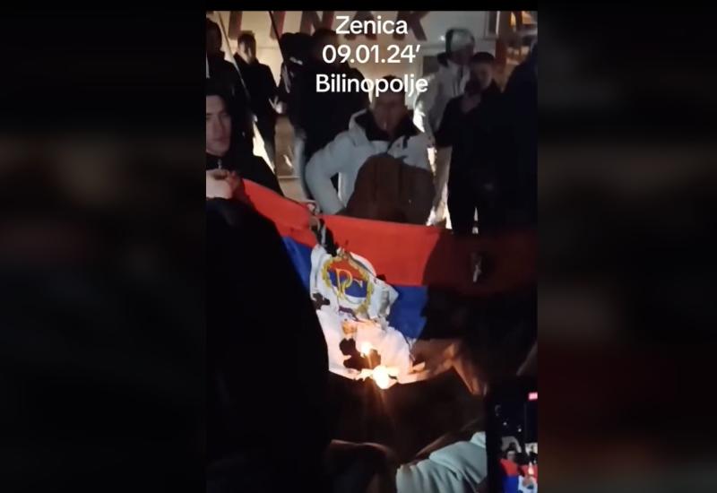Zapaljena zastava RS u Zenici - Zapaljena zastava RS, okupljeni uzvikivali: 
