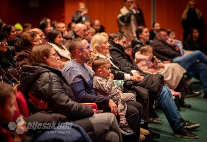 Steffano Dinici očarao Mostarce -  Magija, smijeh i nevjerojatne iluzije: Steffano Dinici očarao Mostarce