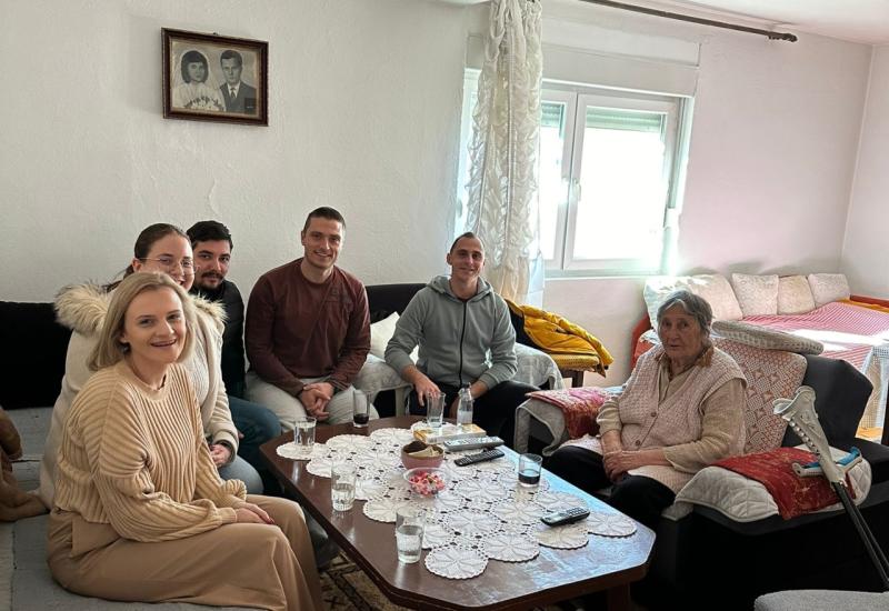 Mladi iz Mostara ujedinjeni: Posjet baki Šantić kao simbol suživota