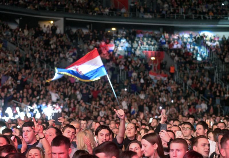 VIDEO | 'Sude mi' u izvedbi Škore i 20.000 Hrvata 