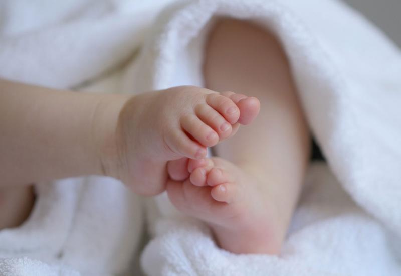 Donesena uredba: 1.000 KM novčane pomoći porodiljama za novorođeno dijete u FBiH