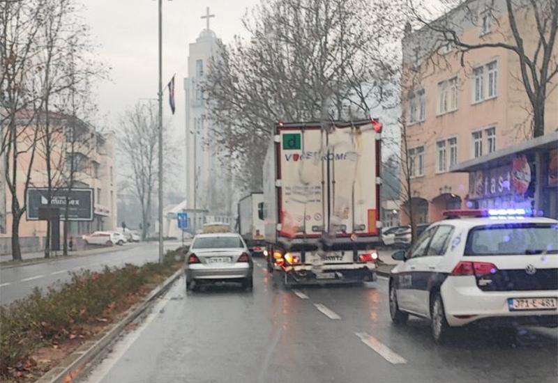 Mostar: Sudar u Ulici nadbiskupa Čule usporio promet - Mostar: Sudar kamiona i auta u Ulici nadbiskupa Čule usporio promet