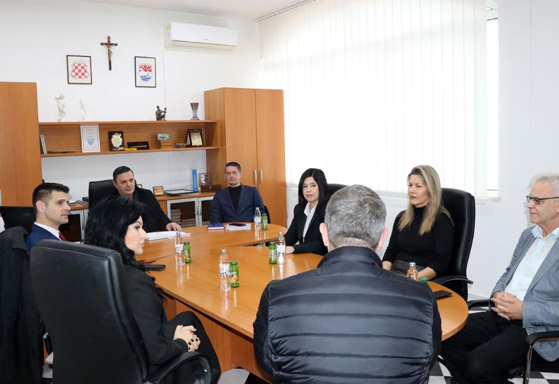 Marija Buhač s predstavnicima Vlade HNŽ predala ključeve vatrogasnog vozila Profesionalnoj vatrogasnoj postrojbi Općine Neum - Marija Buhač 