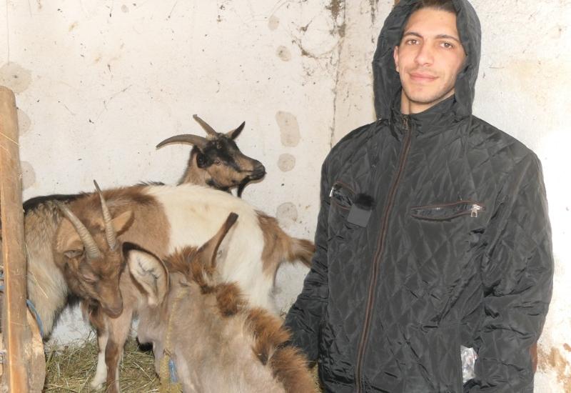 Video | Započeo novi život na selu uz magarca i 4 koze