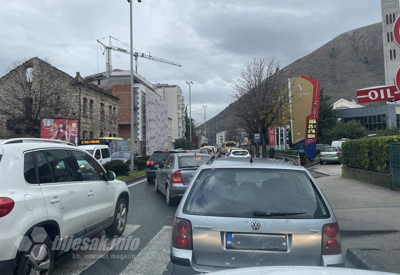 FOTO | Pokvareni tegljač izazvao prometni kaos u Mostaru