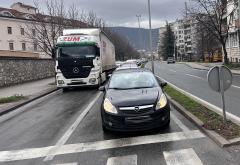 FOTO | Pokvareni tegljač izazvao prometni kaos u Mostaru