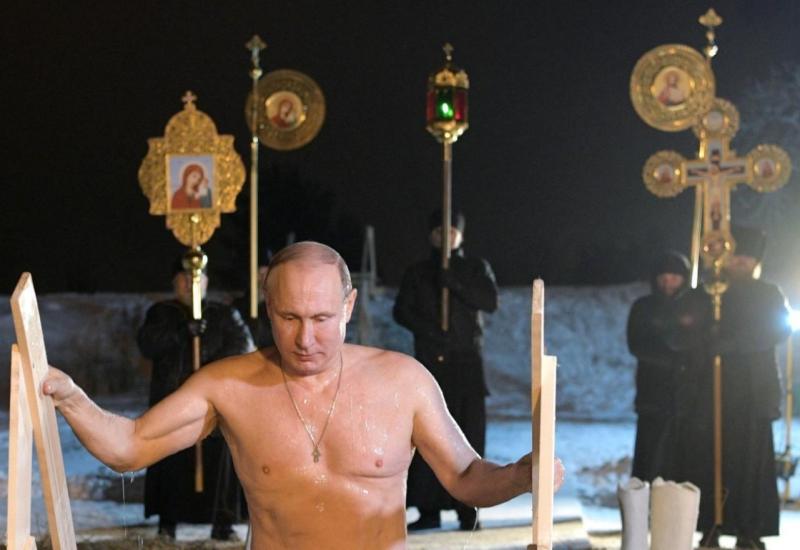 Putin Bogojavljenje obilježio kupanjem u ledenoj vodi
