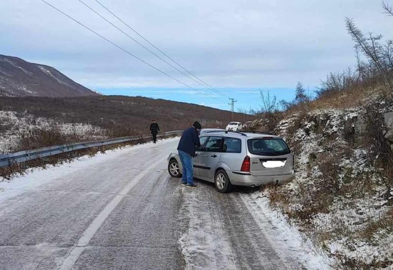 Problemi na putu prema Gorancima | Foto: I. Ćubela - Led blokirao cestu kraj Mostara