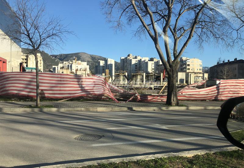 FOTO | Mostarski vjetar nanio štetu automobilskoj legendi