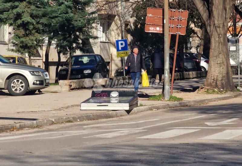 Posljedice snažnog vjetra u Mostaru - FOTO | Mostarski vjetar nanio štetu automobilskoj legendi