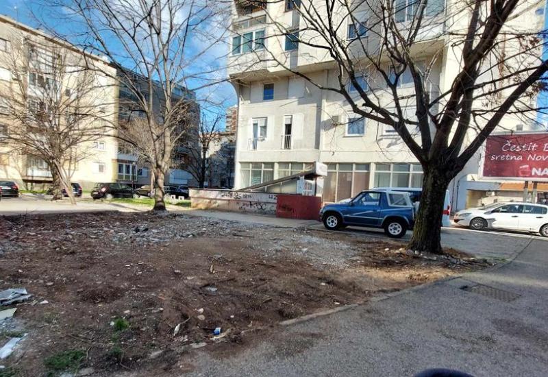 Nezadovoljstvo građana: Prostor oko Mostarke pretvoren u blato i otpad nakon uklanjanja pekare