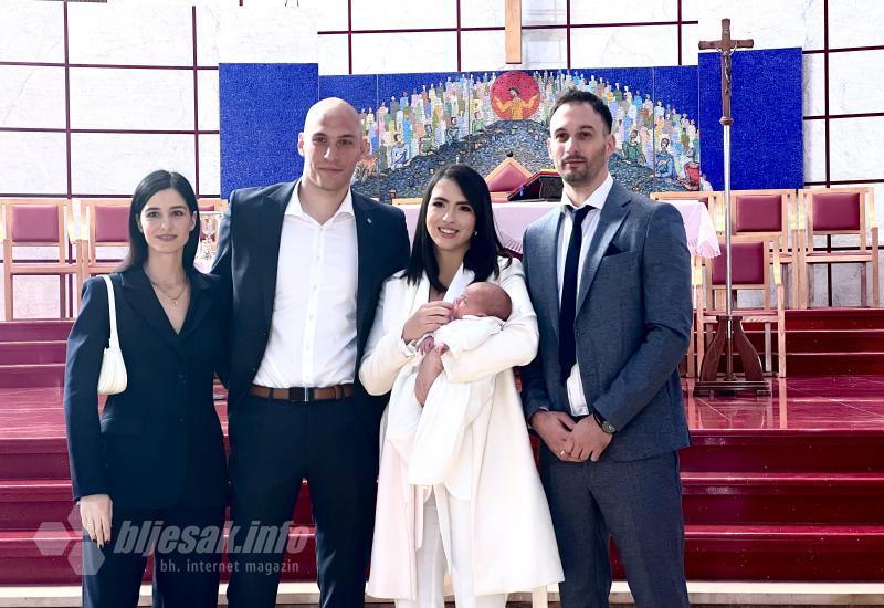 Katedralni župnik don Josip Galić krstio dvoje djece u Mostaru, među njima i kćerku vratara Zrinjskog