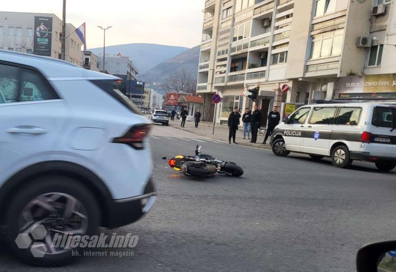 FOTO | Sudarili se osobni automobil i motor u središtu Mostara