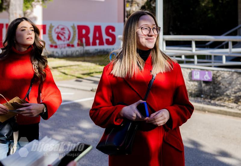 Studentice u crvenom prošetale Mostarom: Imaju poseban razlog 
