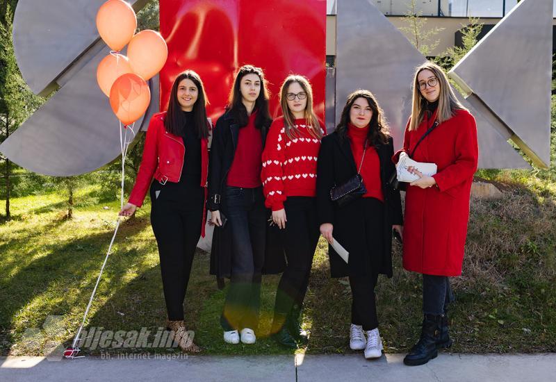Studentice šetnjom obilježile Dan crvenih haljina u Mostaru  - Studentice u crvenom prošetale Mostarom: Imaju poseban razlog 