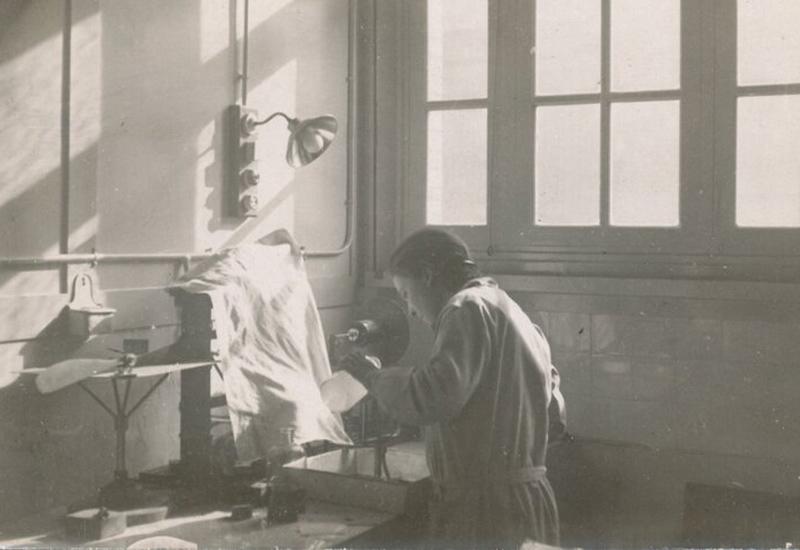 Vera Šnajder izvodi eksperimentalni rad u Institutu Henri Poincaré - Tko je bila Vera Šnajder – bosanskohercegovačka Marie Curie?
